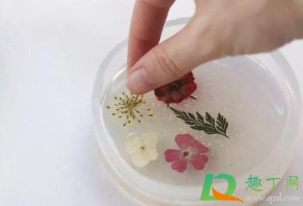 手上沾了水晶滴胶怎么办1