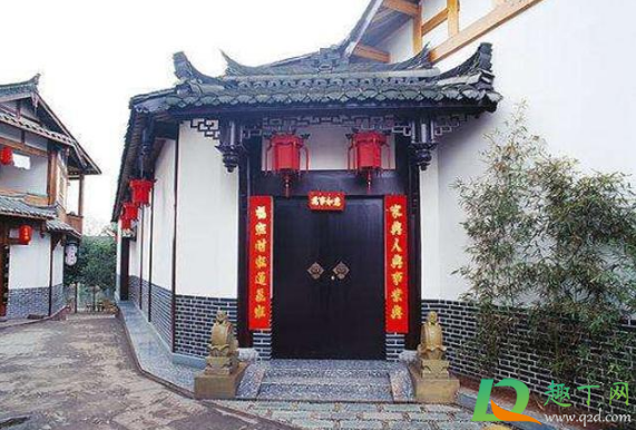 贴春联是从里往外贴还是从外往里贴1