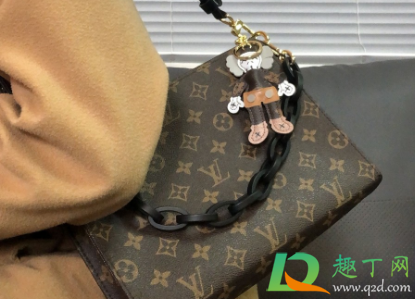 lv洗漱包可以背出去吗1