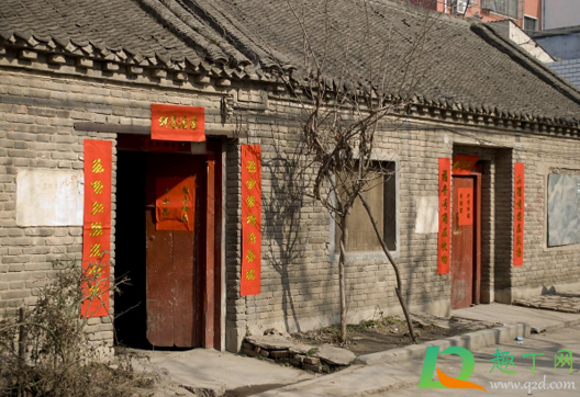 对联是贴在门上还是门的两边1
