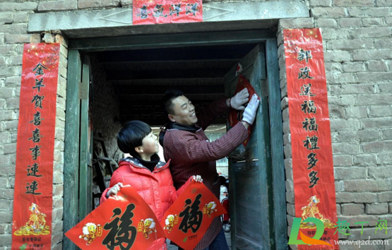 贴对联贴门上还是墙上1