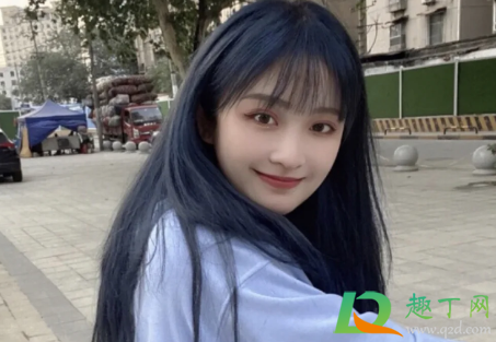 蓝黑色头发掉色过程1