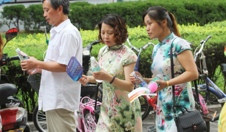 2021中考家长穿旗袍有必要吗1