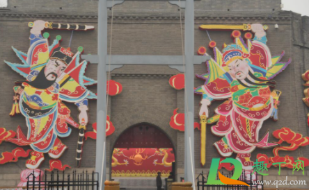 门神贴在大门什么位置1