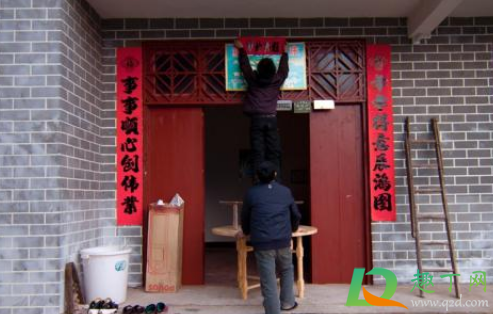 对联是贴在门上还是门的两边2