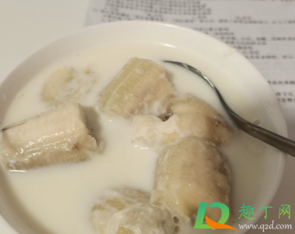 牛奶煮香蕉吃了有什么作用2