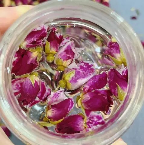玫瑰花有“搭档”，搭配4物一起泡水喝，好处或能翻倍，不妨一试