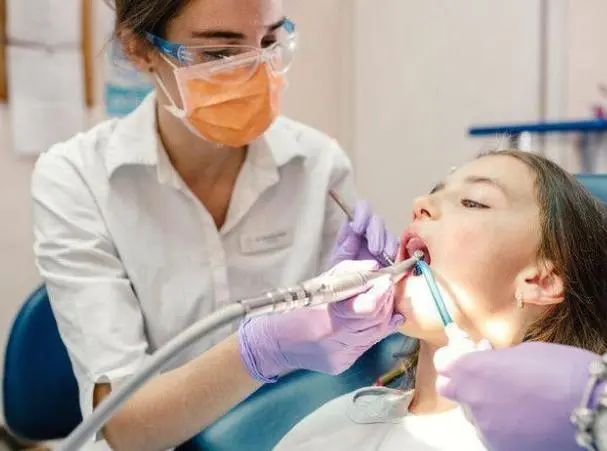 “洗牙”对牙齿有伤害吗？医生：5类人群尽量别洗牙，不要不在意