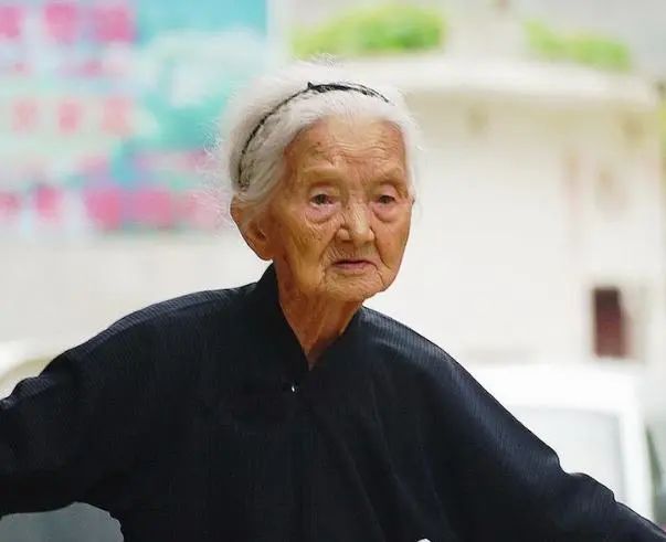 研究发现：长寿关键因素，并非戒烟酒和坚持运动，而是简单2个字