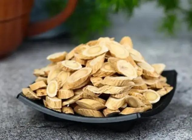 黄芪伤肾，经常喝黄芪泡水危害大？提醒：真正伤肾的是这3种中药