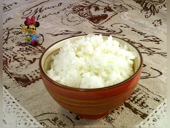 米饭二次加热会致癌？医生：真正不能加热的是这4种食物，要摒弃
