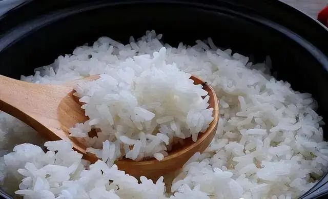米饭二次加热会致癌？医生：真正不能加热的是这4种食物，要摒弃