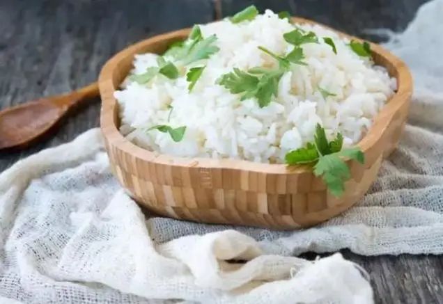 米饭二次加热会致癌？医生：真正不能加热的是这4种食物，要摒弃