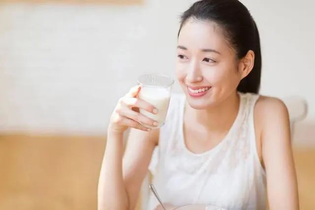每天喝牛奶和不喝牛奶的女人，有什么区别？到了更年期会很明显