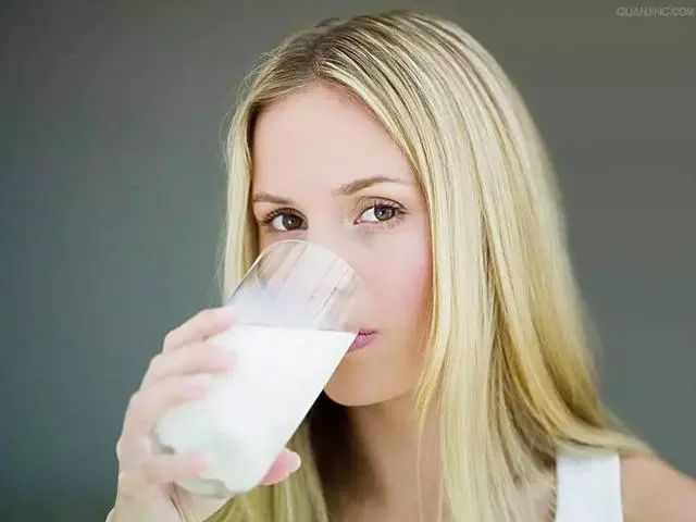 每天喝牛奶和不喝牛奶的女人，有什么区别？到了更年期会很明显