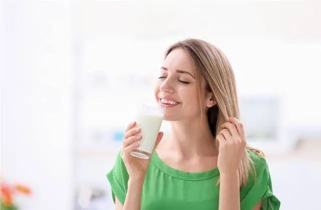 每天喝牛奶和不喝牛奶的女人，有什么区别？到了更年期会很明显