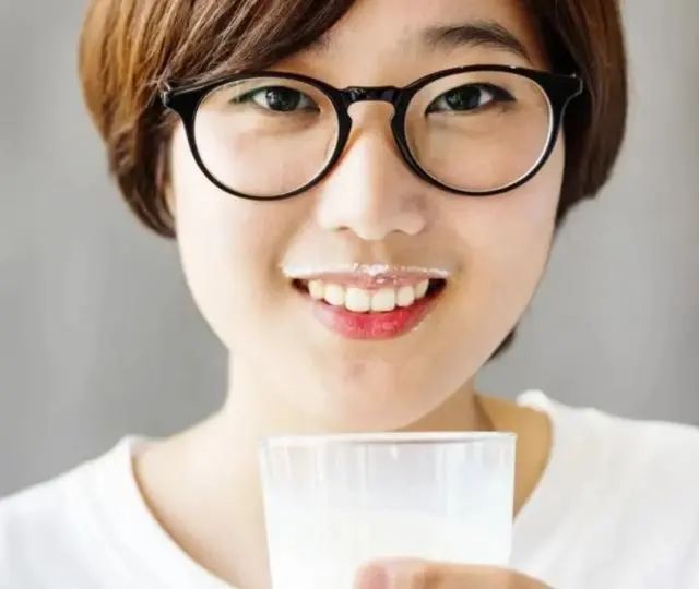 每天喝牛奶和不喝牛奶的女人，有什么区别？到了更年期会很明显