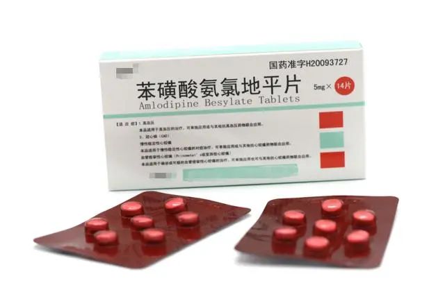 62岁大爷吃氨氯地平，突发脑梗，医生怒斥：降压药不能这么服用