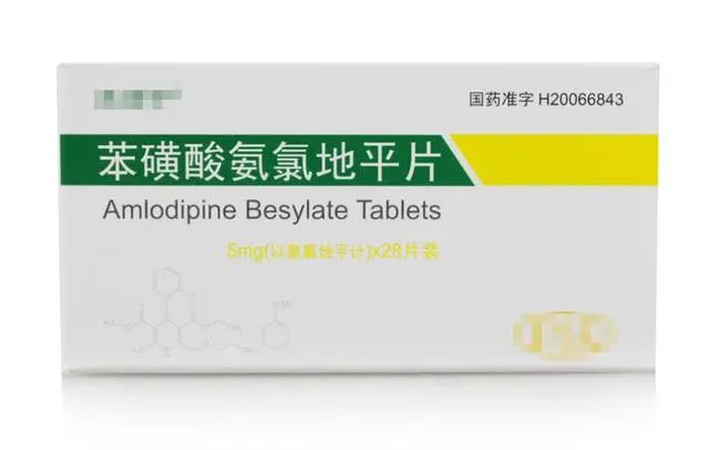 62岁大爷吃氨氯地平，突发脑梗，医生怒斥：降压药不能这么服用