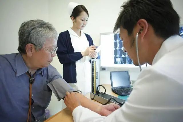 神经内科专家：脑梗来临，身体3个月前就有“暗示”，尽量早筛查
