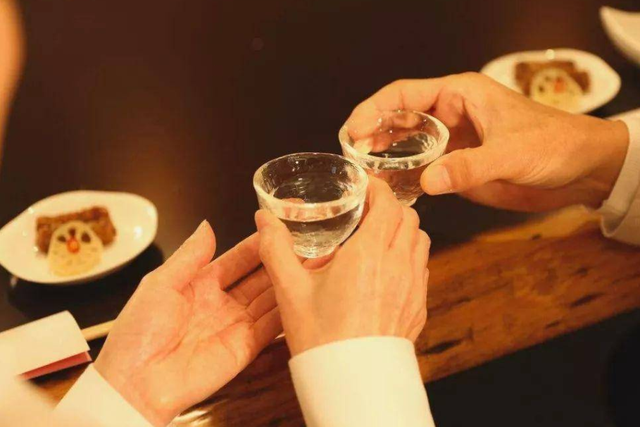 长期喝酒的男人下定决心戒了酒，1周后，身体这几个地方开始变好