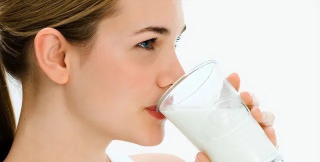晚上喝牛奶危害大？什么时间喝比较好？喝牛奶要避免哪些误区？