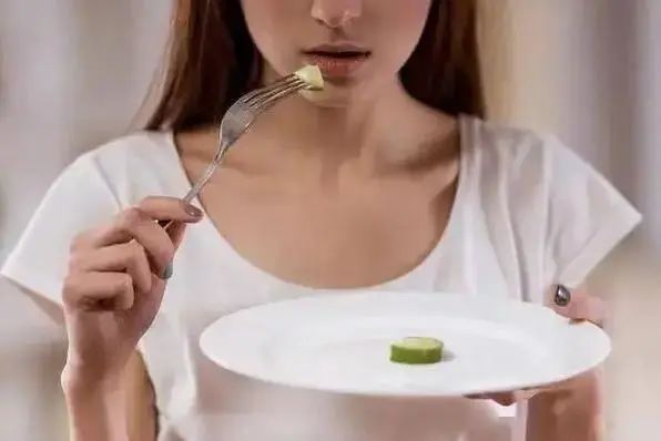女性过了50岁，2种食物要舍得吃，堪称“天然护骨素”，更显年轻