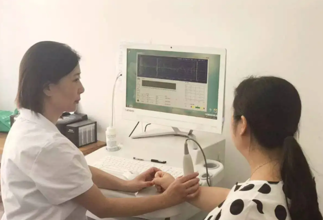 女性过了50岁，2种食物要舍得吃，堪称“天然护骨素”，更显年轻