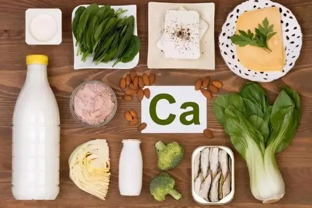 女性过了50岁，2种食物要舍得吃，堪称“天然护骨素”，更显年轻