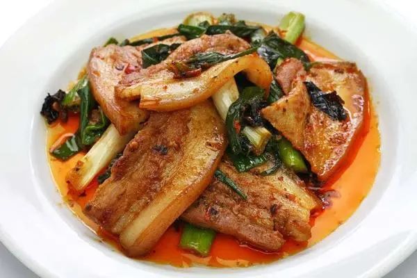 高血压患者，要调整饮食，注意这些或能稳定血压值