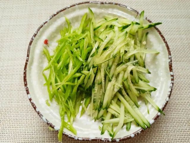 春节大鱼大肉时，别忽略了这道凉拌菜，爽口解腻，成本不过3块钱