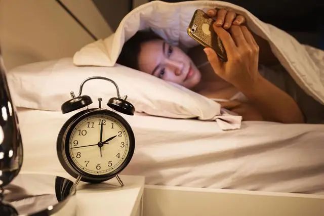 为何有些人满脸老年斑，有的却干干净净呢？医生道出实情