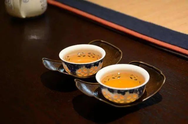 长期喝白开水与长期喝茶的人相比，谁的身体更健康？医生揭晓答案