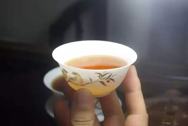 长期喝白开水与长期喝茶的人相比，谁的身体更健康？医生揭晓答案