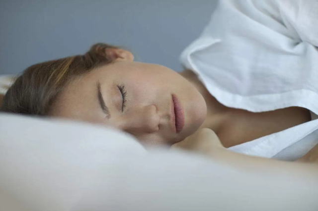 大家被“8小时睡眠论”欺骗了？60岁过后，最佳睡眠时间是多久？
