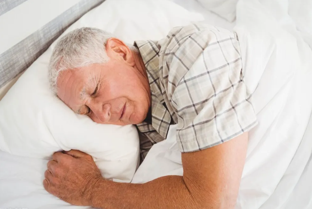 大家被“8小时睡眠论”欺骗了？60岁过后，最佳睡眠时间是多久？