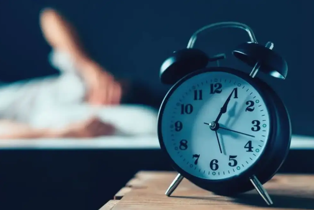 大家被“8小时睡眠论”欺骗了？60岁过后，最佳睡眠时间是多久？