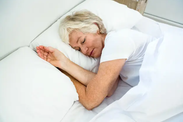 大家被“8小时睡眠论”欺骗了？60岁过后，最佳睡眠时间是多久？