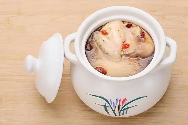 俗话“一鸽胜九鸡”，常吃鸽子肉有哪些好处？5类人需谨慎食用