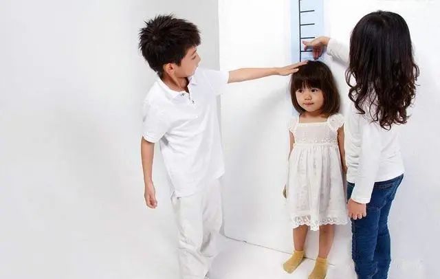 14男孩身高突破175cm，儿科医生：4物是身高“拉长剂”，建议了解