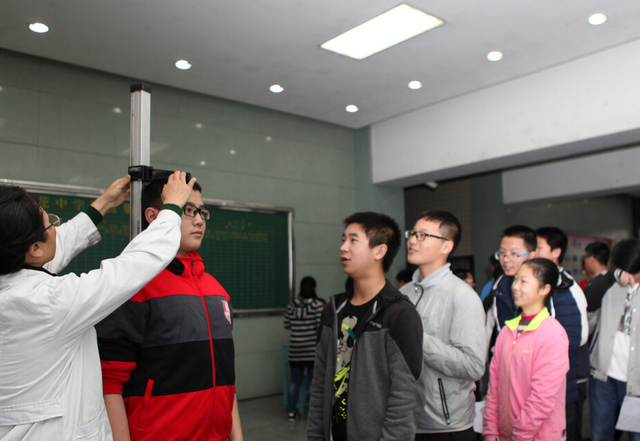 14男孩身高突破175cm，儿科医生：4物是身高“拉长剂”，建议了解