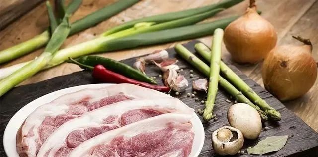 年龄越大越要多吃肉？医生建议：过了55岁，这三种肉尤其要多吃