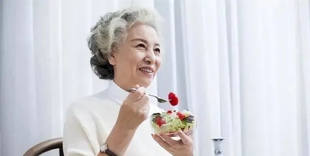 年龄越大越要多吃肉？医生建议：过了55岁，这三种肉尤其要多吃