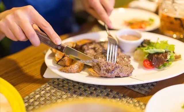 年龄越大越要多吃肉？医生建议：过了55岁，这三种肉尤其要多吃