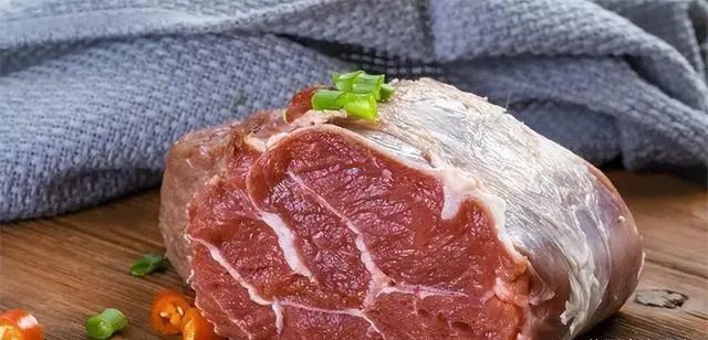 年龄越大越要多吃肉？医生建议：过了55岁，这三种肉尤其要多吃