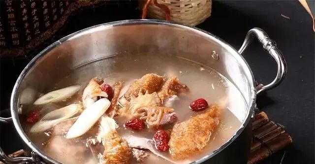 年龄越大越要多吃肉？医生建议：过了55岁，这三种肉尤其要多吃