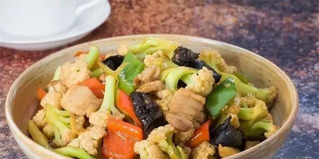 年龄越大越要多吃肉？医生建议：过了55岁，这三种肉尤其要多吃