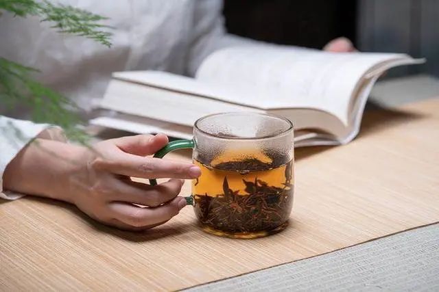 长期喝白开水与坚持喝茶的人，谁更健康呢？答案已揭晓，建议知晓