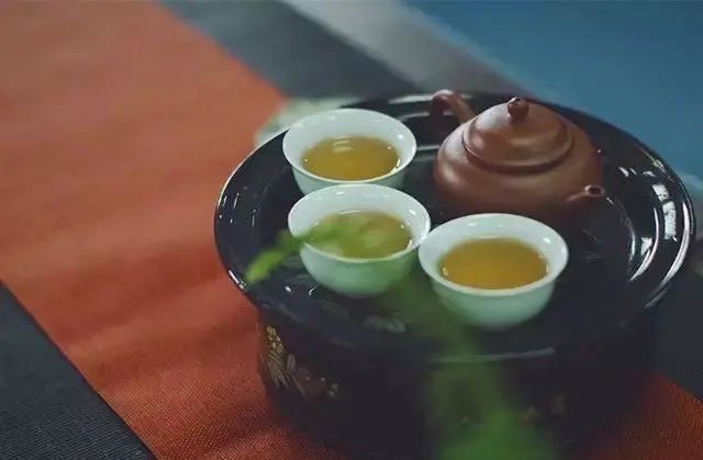 长期喝白开水与坚持喝茶的人，谁更健康呢？答案已揭晓，建议知晓
