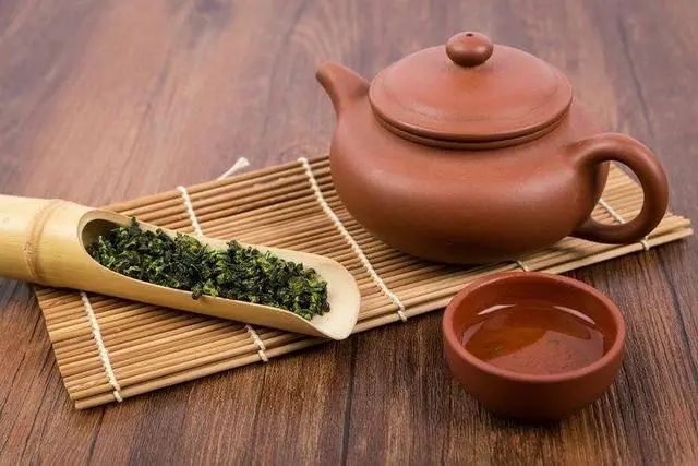 长期喝白开水与坚持喝茶的人，谁更健康呢？答案已揭晓，建议知晓